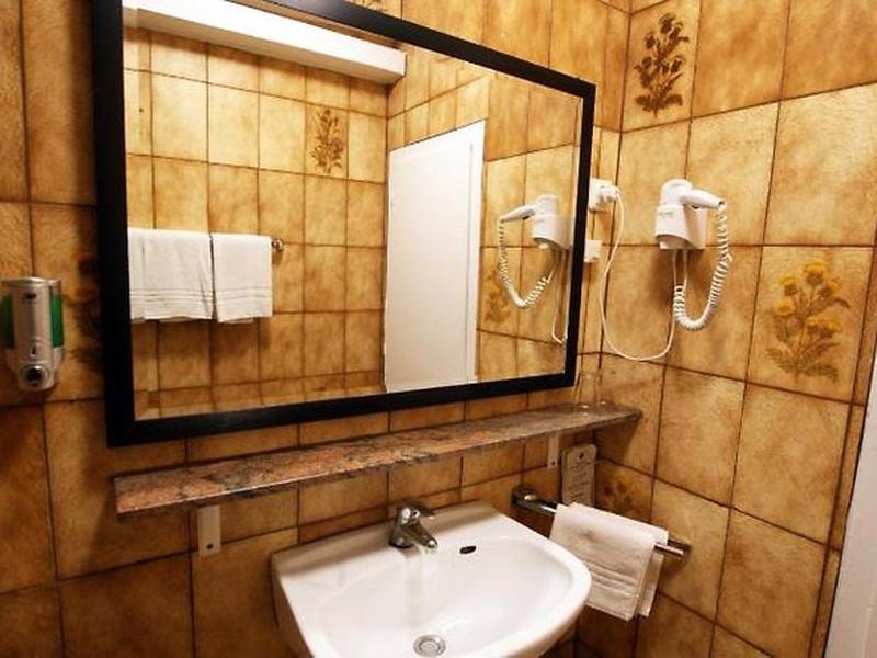 FCABA1EF1442460CFAA7C8D8DC4493E9