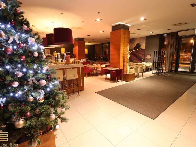 877AB85E24340D492DCD2FA4D9946CBD