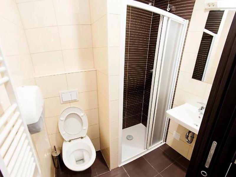 295F99756BE0A8530334C28586F7A98C