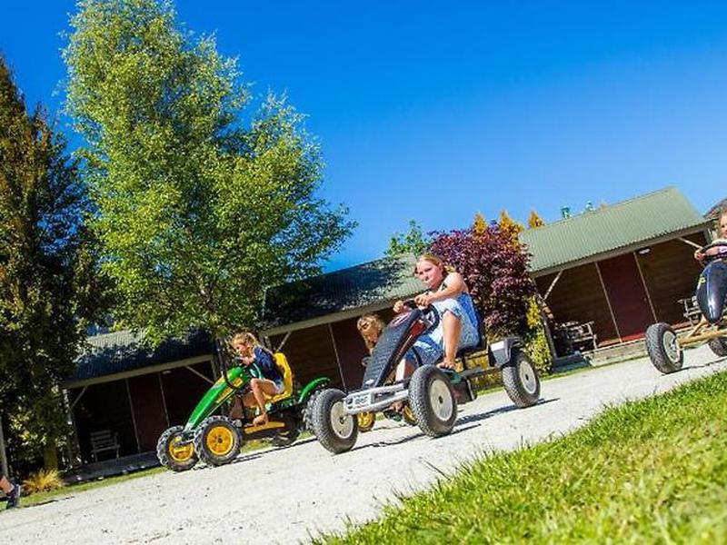 F60A6A3400B9D3F035AA66D1EAD1402E