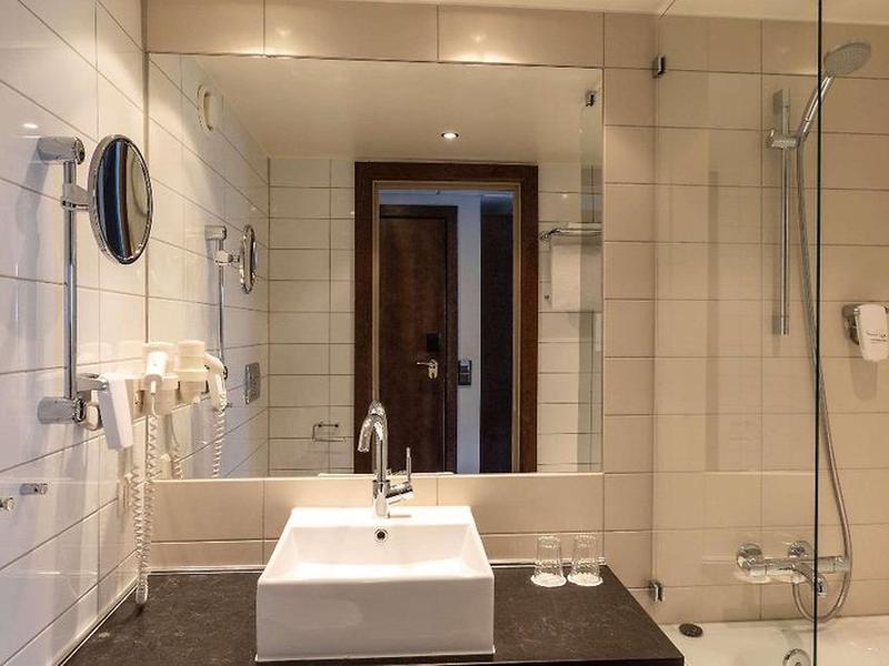 9244AE87AD4CBB4BB02D4103727352F9