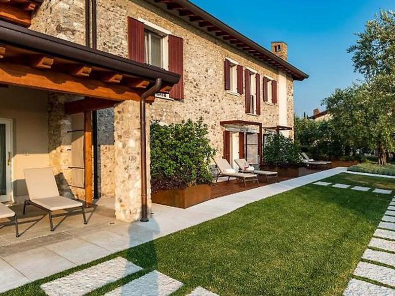 271DDA541AAA878D4B5955D5094B0ABE