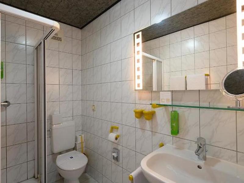 5CE5E75CAE6BE94CD75FD403A4F7A74A