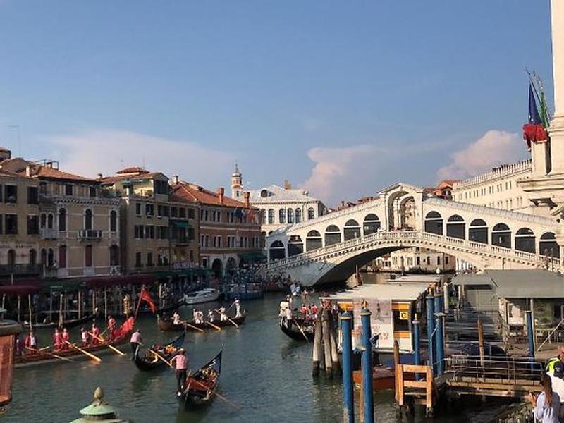 EF5B406D2546D79423AC36F8BBDEC29B