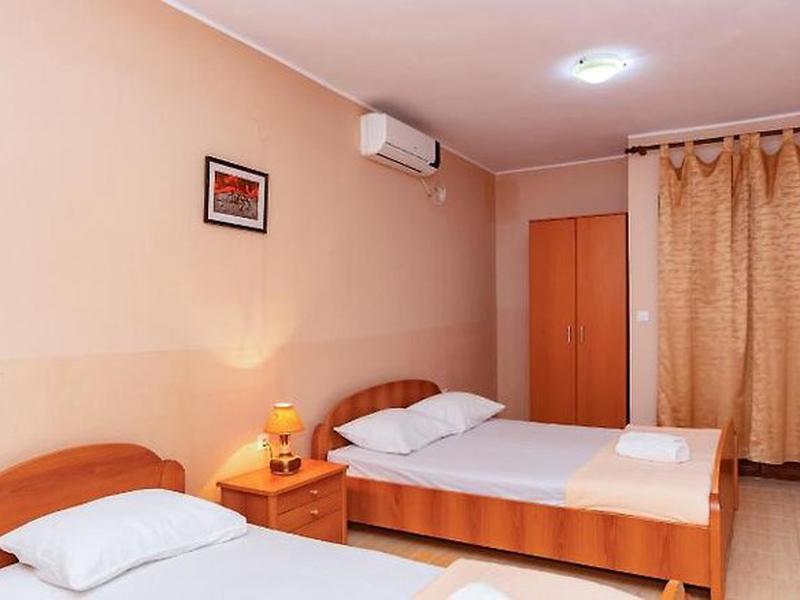 CE99500B796C9076411336454B97AE7B