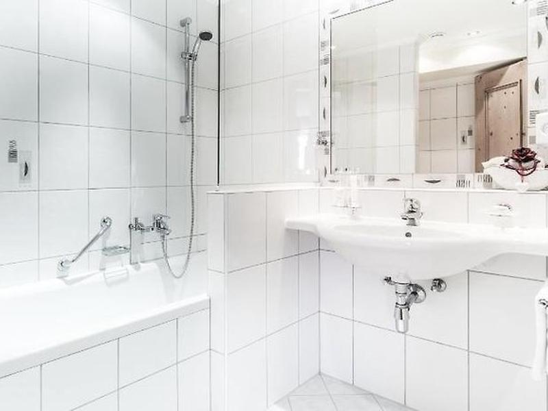 94CD9B2794DD25270BE04663DE832EC3