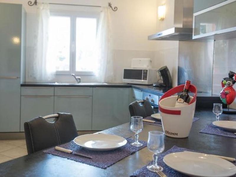 26A0705DA3F330FE04D9E8AA8592E680