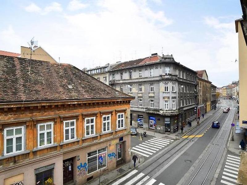 730D5850205D9370C30F75B9A25AA095