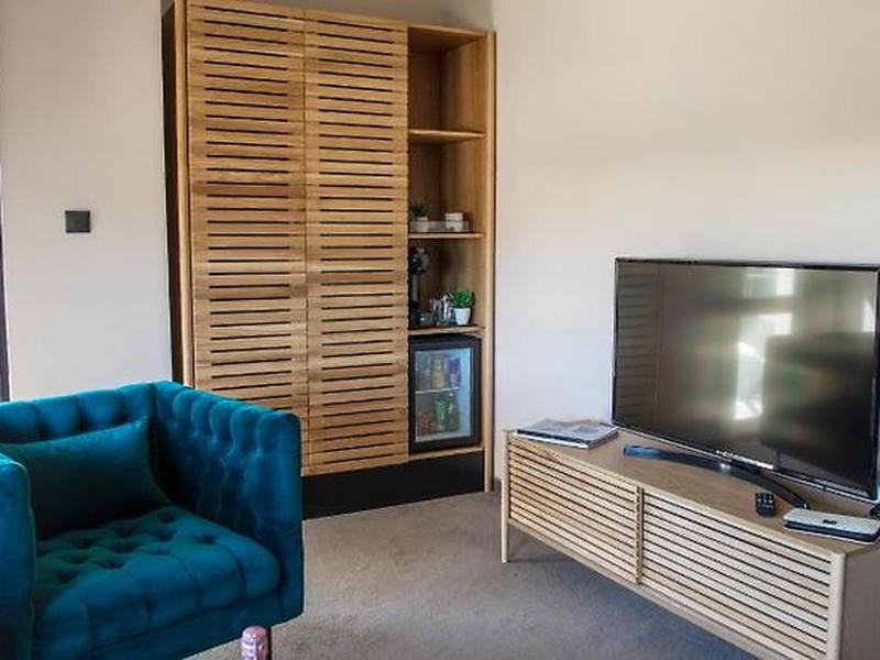 EEF69D1CC12F3F0F3F5BEF48007CB5B0