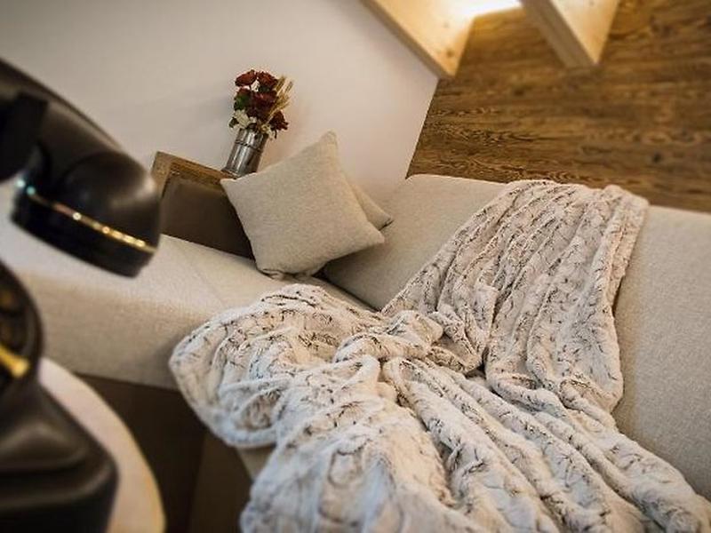 60A42F354C08D0BF6302F80181E9BDBB