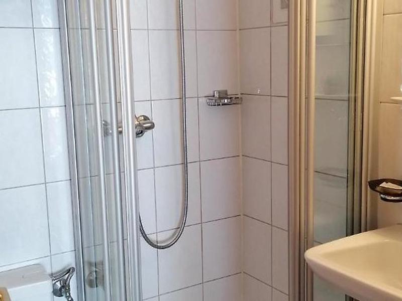 27E0E3D3046F80381CA48BDB121F117E