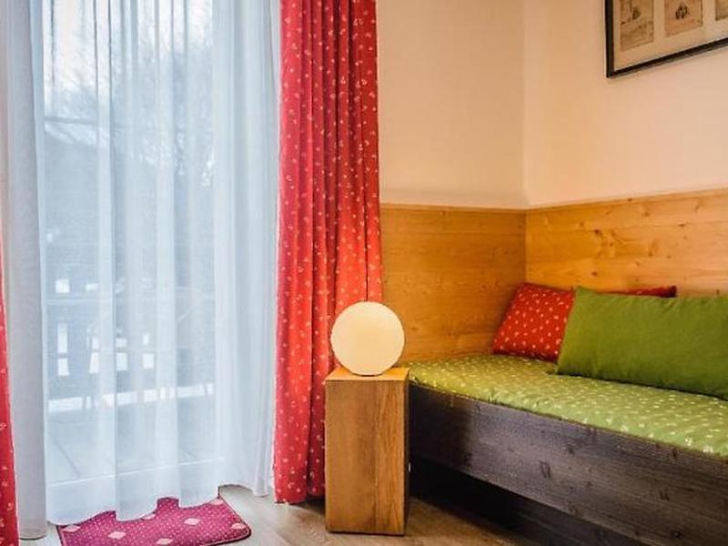 9387F15DE088306D16A63CF794C1D8A4