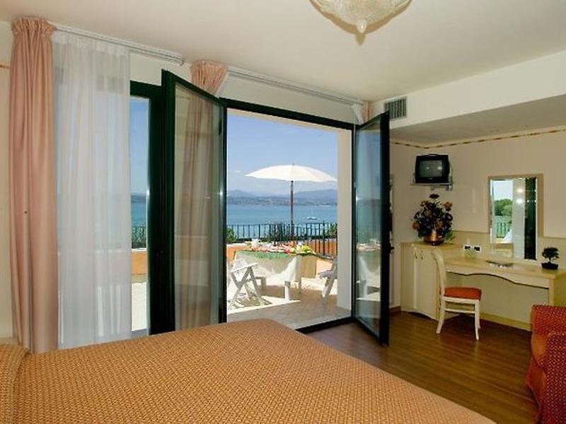 1908119E141950073ED4C604904DCC8F