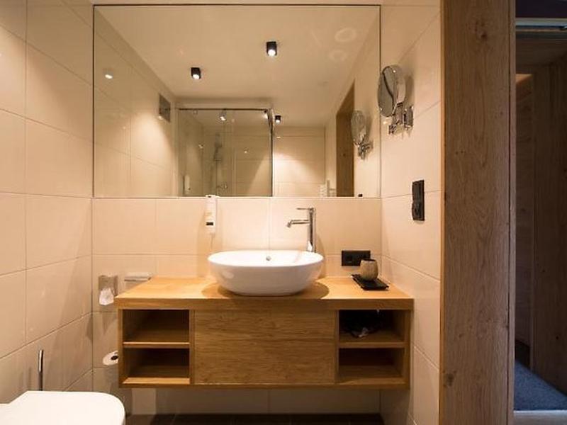 56DAC9679C1022A6E9B24EC58A5777E9