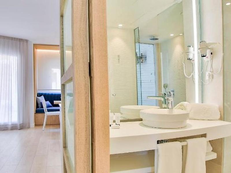 ACC67FB93A4FA399B03C593F3A18C638