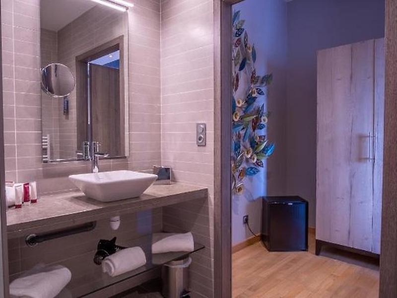 E0A0A0F90946C9B9933A4424A5ABB904