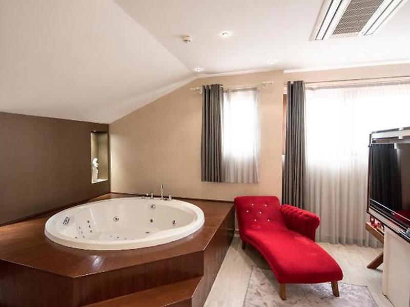 70A9E55B8F95B020E3B43BBB63B9BDFA