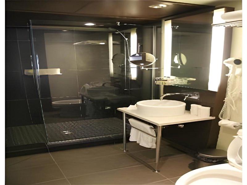 81C211F7BB35D1686F2336D16052448C