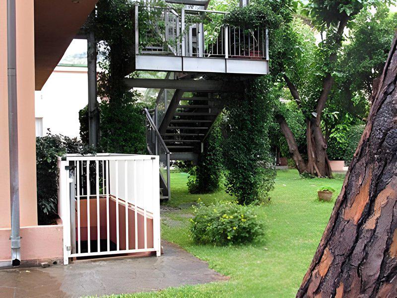 825C0BA316F35E9985E59ED0E5EED88C