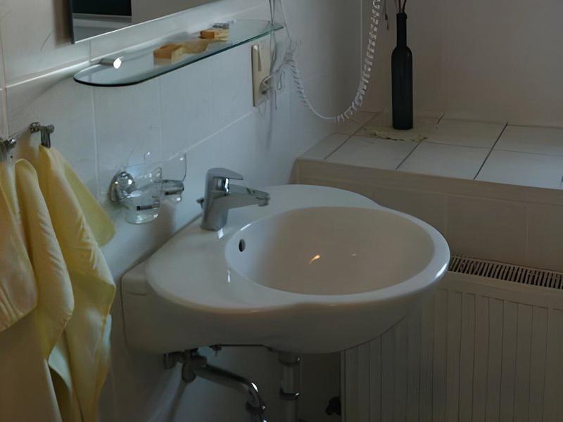 FFB19DEBF46E4783E00470903E4B1D35