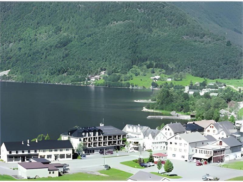 0E01CF77F83418C03D961B7D60F938B7