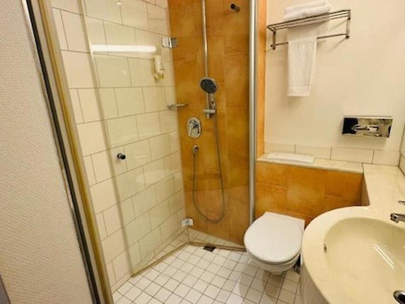 BF922F830FFF34A08190D6C36DEA0A16