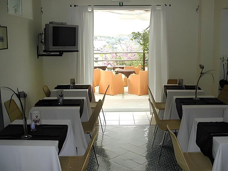 70324A3EA1ECE893E81639D180B85E6A