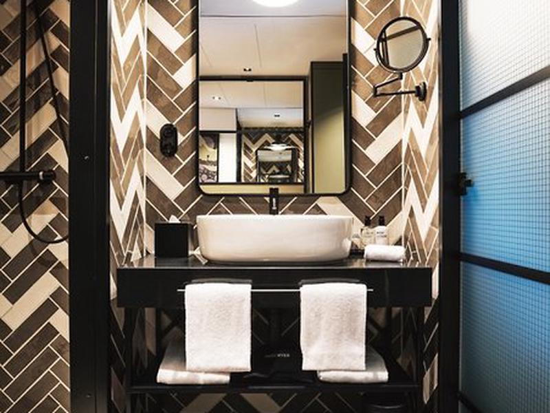 F7AFBCF5A857C56AD3234AA80456E144