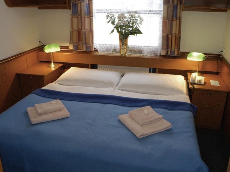 88AE291F2C53D6843D367B55D55C6E68