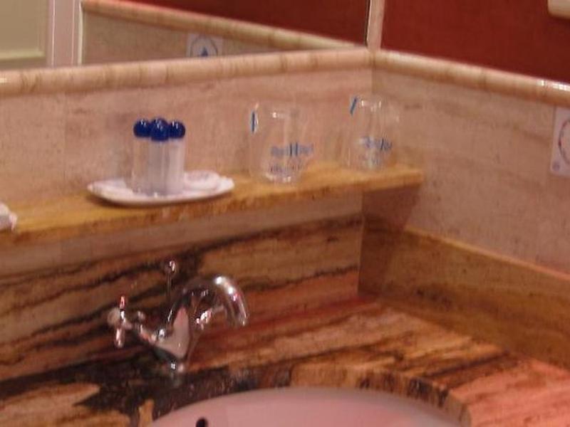 60F90C8E195D68520AA33CA5D6395640