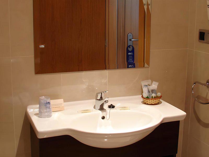 543904A9BF542BAF8EC06E14EEBDF375