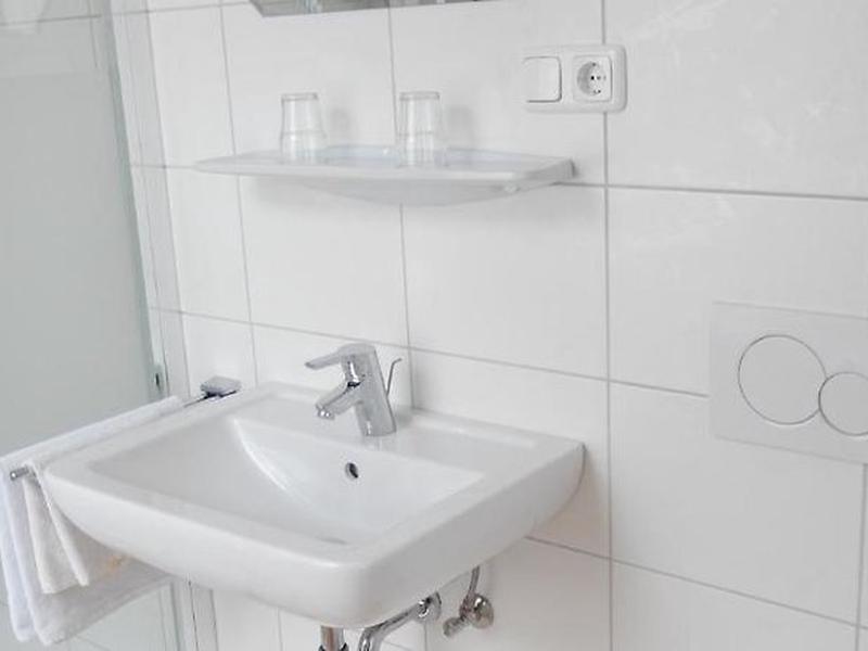 F71171E3303A3EEAD2E35B4DC05F7A35