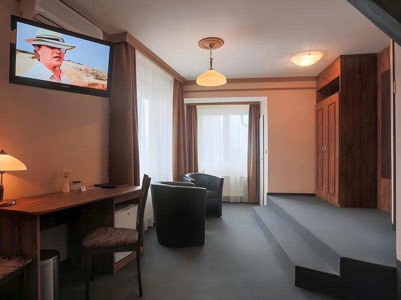 17DB0E5EC852B24219760F08B1F06FB6