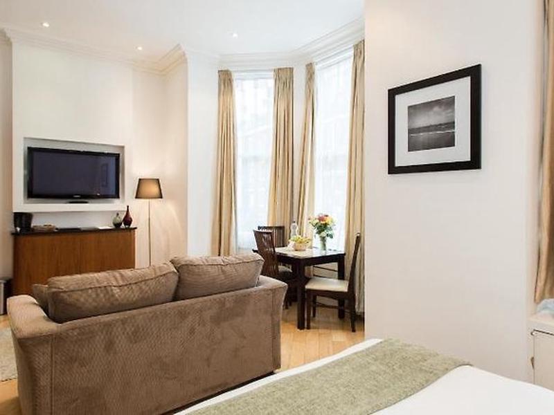 BBB5302701F24E17F9844F0D33EE0F8F