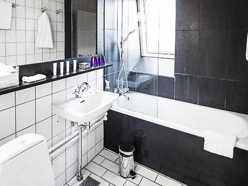 06FD9CF95EB2F4DDF96E61D7FC5A1BD3