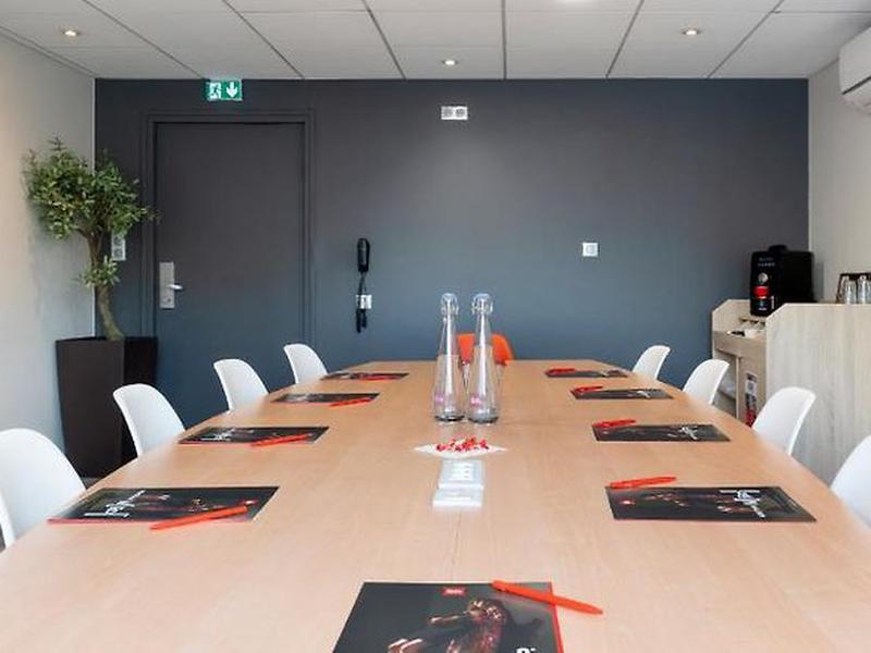 FF3B1EF5157716CA77F68AC78795E728