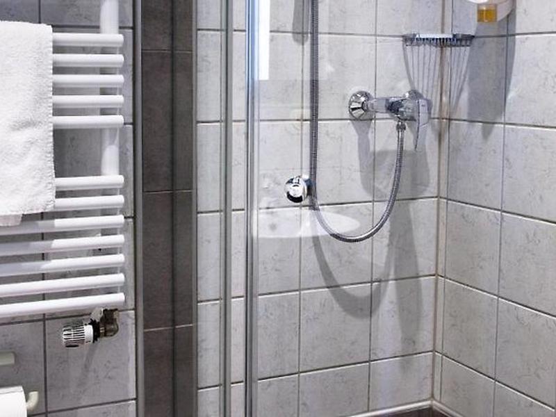 1506B300641C9F2A4D395CF4C420B4A2