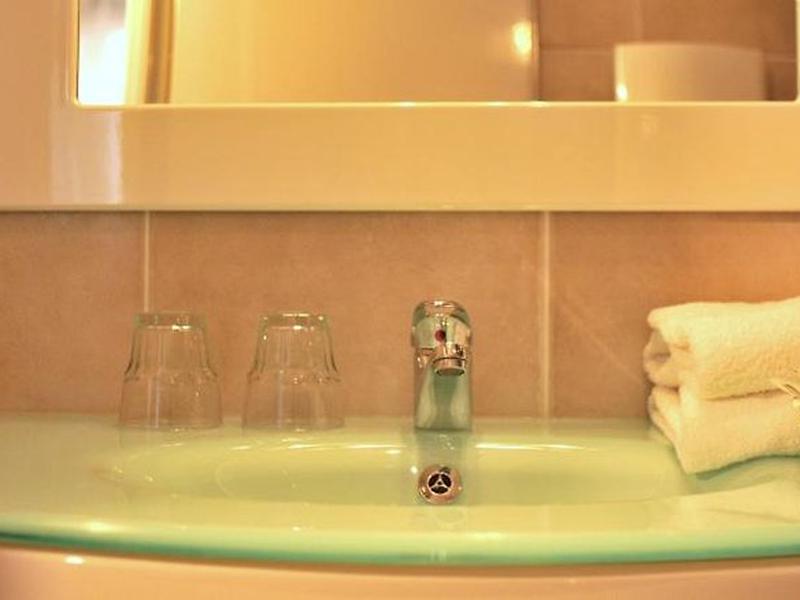 79F61ACC47B8082FA0A0C6DAC00C590C