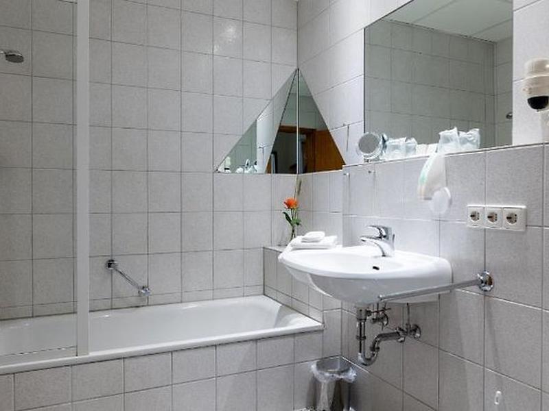 21E4BCDC79DCFFB2D6298945F483180C