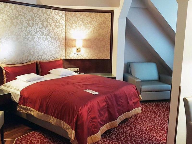 B67ED7F546C56B0F34E44952693083DA