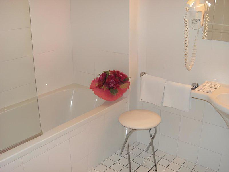 2C156C057AEBFC149569E4629AAF2227