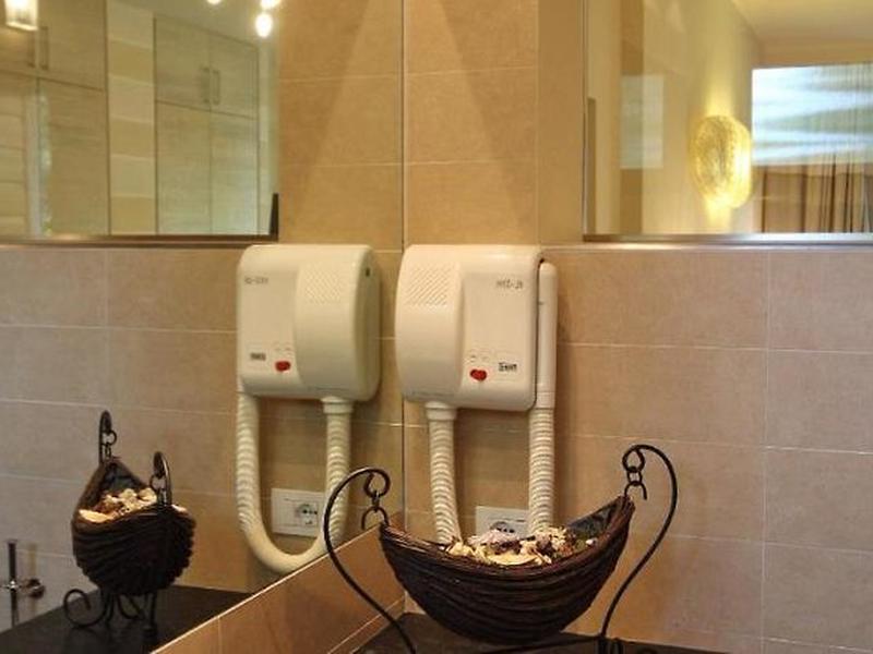 562FA301E9759EB3A1CE151BE63D93C0