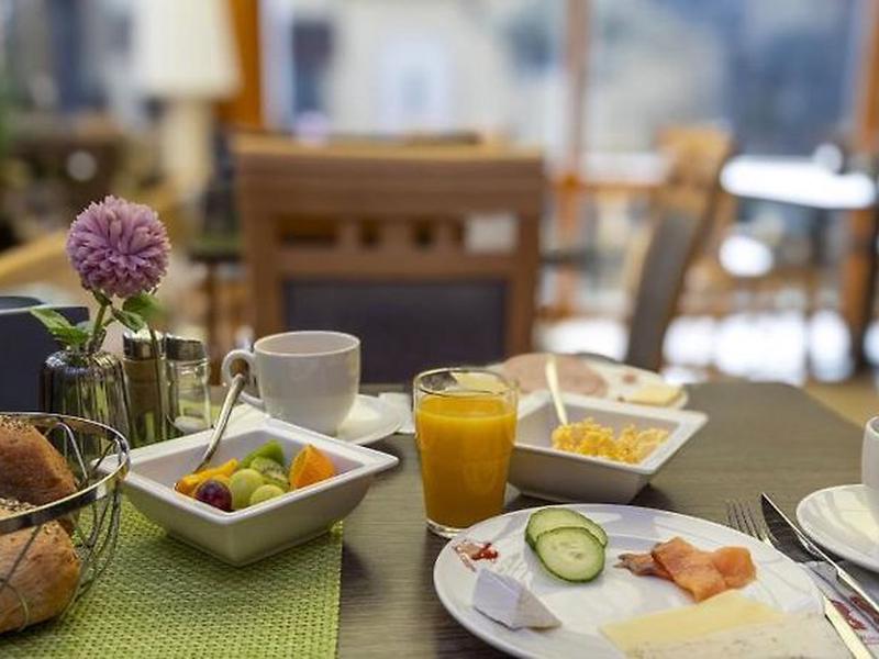 CE77995E974F005908E08A2585639E9D