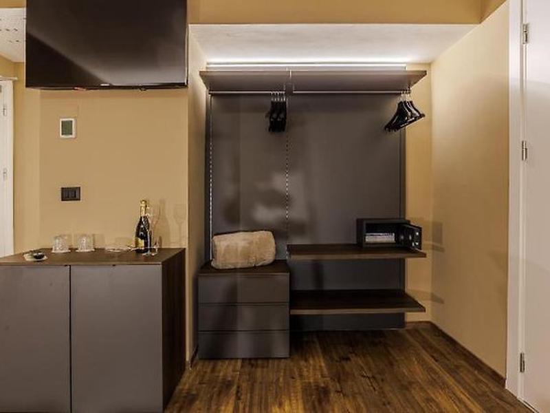 3278BCFFF9C4381D18CC47DDFCBF76EC