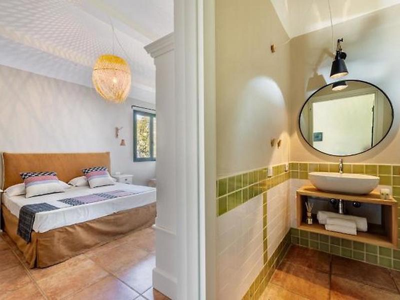 8C932E2E5A3223615069F6BAA785C3FE