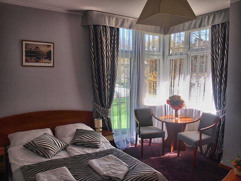 573F79EAB44F2F52B7870B803844344E