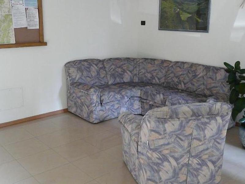 70E77BDFE095655E86C9D2E97E4CAC2A