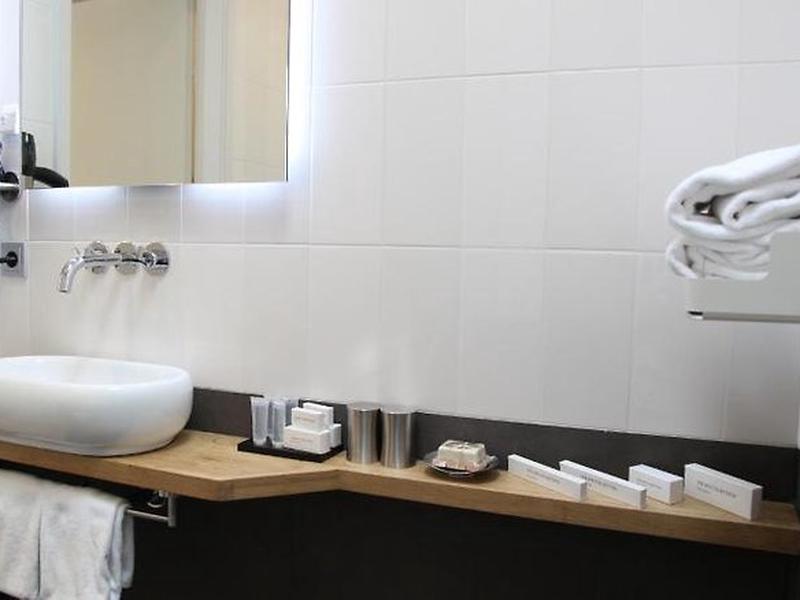 384F5CCCADD76345E038B038D8D428A0