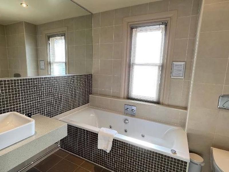 8B544E2CE195F7B2A0448934BE24DDFD