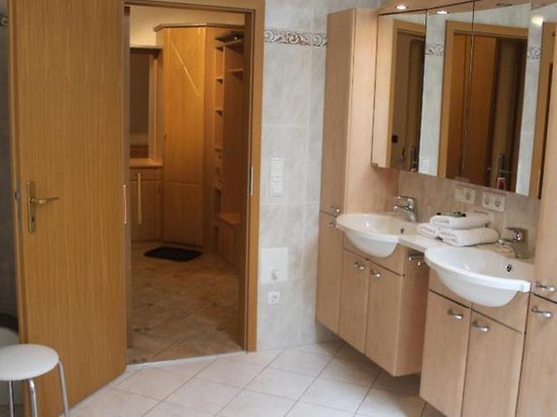 79C61F19E7C46533F98AFC91638E7CC5